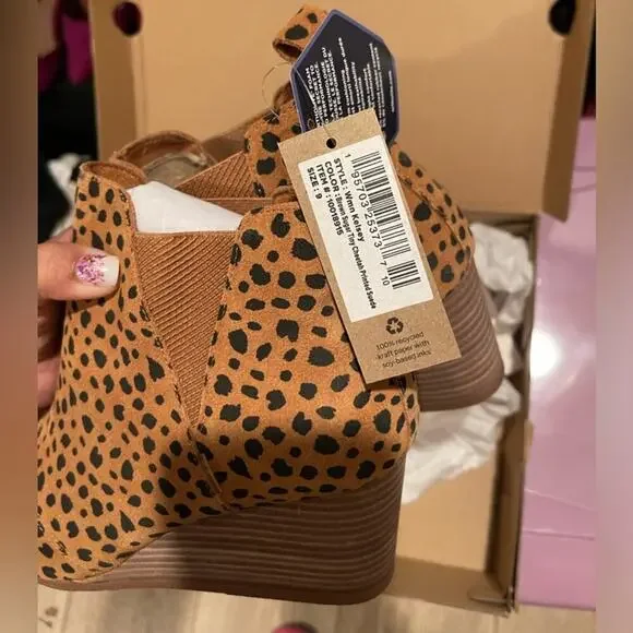 TOMS Kelsey Ankle Boot - Color: Brown Sugar Tiny Cheetah Printed Suede - NWT 9 - Picture 3 of 7